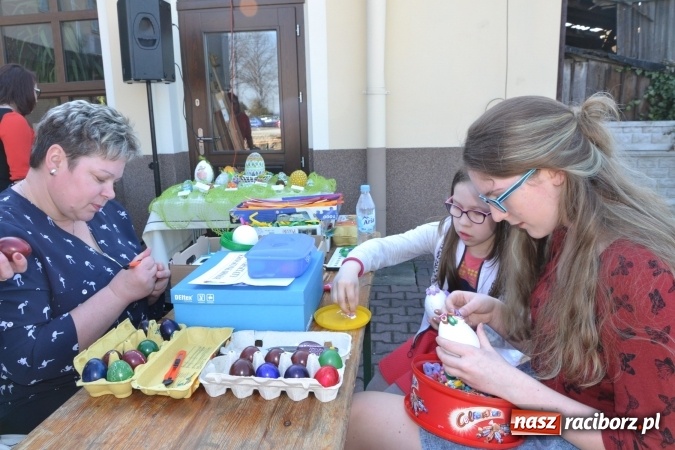 Zdjęcie w galerii na portalu naszraciborz.pl: Wielkanocne stoły na kiermaszu w Tworkowie  wiadomości z regionu