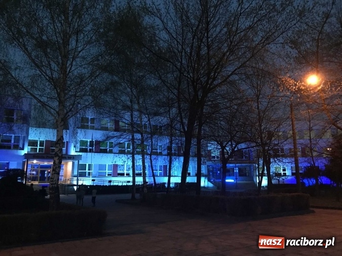 Zdjęcie w galerii na portalu naszraciborz.pl: Racibórz-Ostróg. SP 1 i G 2 dziś wieczorem na niebiesko dla autyzmu wiadomości z regionu