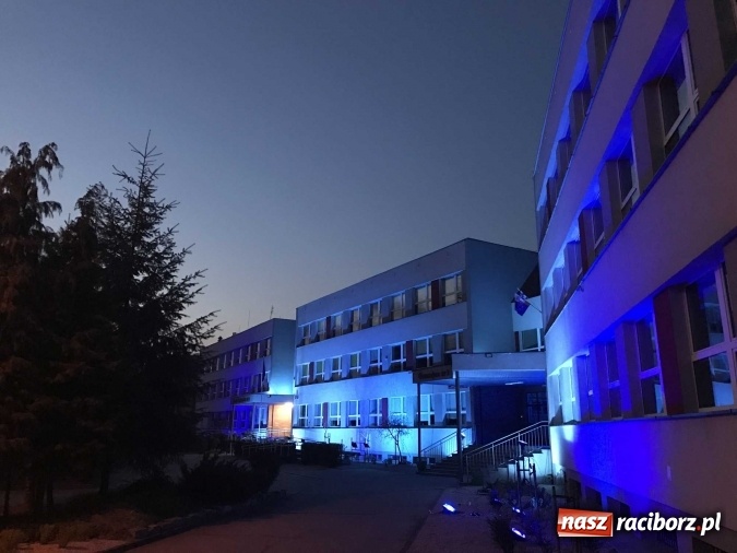 Zdjęcie w galerii na portalu naszraciborz.pl: Racibórz-Ostróg. SP 1 i G 2 dziś wieczorem na niebiesko dla autyzmu wiadomości z regionu