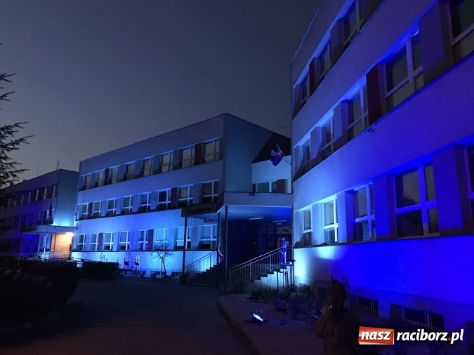Zdjęcie w galerii na portalu naszraciborz.pl: Racibórz-Ostróg. SP 1 i G 2 dziś wieczorem na niebiesko dla autyzmu wiadomości z regionu