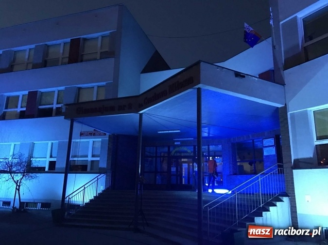 Zdjęcie w galerii na portalu naszraciborz.pl: Racibórz-Ostróg. SP 1 i G 2 dziś wieczorem na niebiesko dla autyzmu wiadomości z regionu
