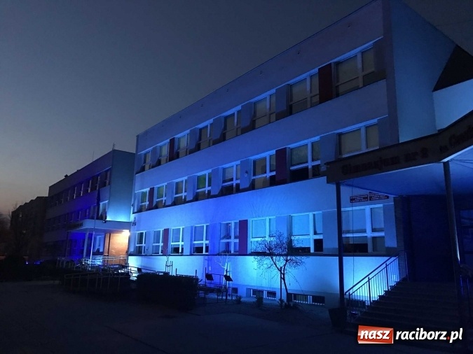 Zdjęcie w galerii na portalu naszraciborz.pl: Racibórz-Ostróg. SP 1 i G 2 dziś wieczorem na niebiesko dla autyzmu wiadomości z regionu