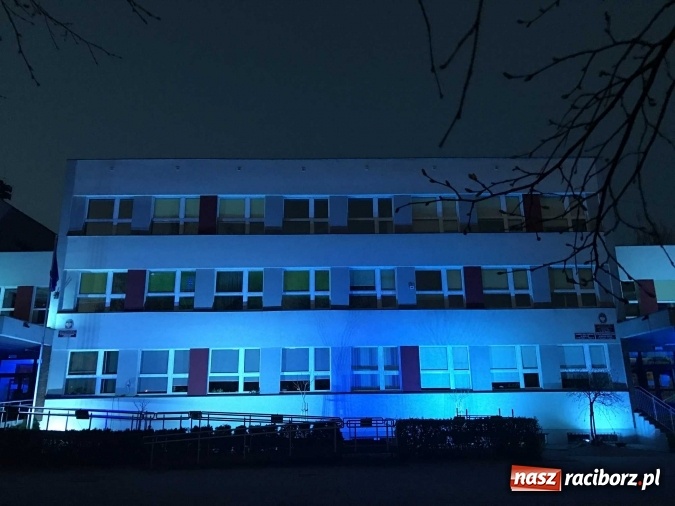 Zdjęcie w galerii na portalu naszraciborz.pl: Racibórz-Ostróg. SP 1 i G 2 dziś wieczorem na niebiesko dla autyzmu wiadomości z regionu