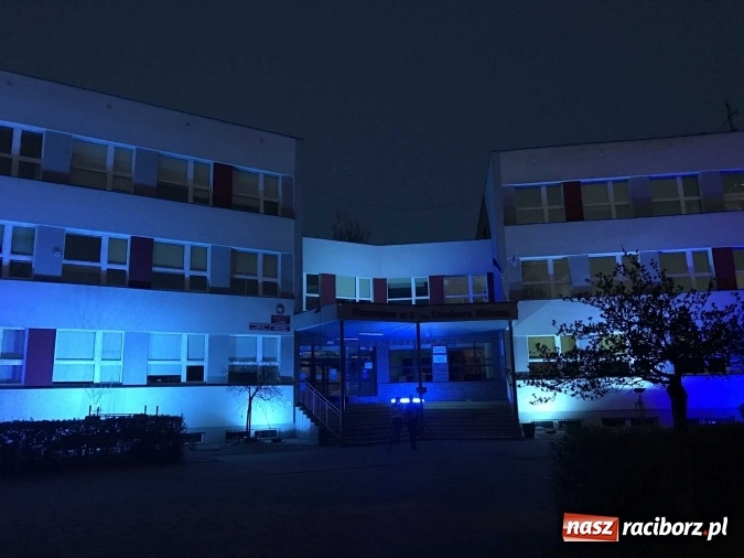 Zdjęcie w galerii na portalu naszraciborz.pl: Racibórz-Ostróg. SP 1 i G 2 dziś wieczorem na niebiesko dla autyzmu wiadomości z regionu