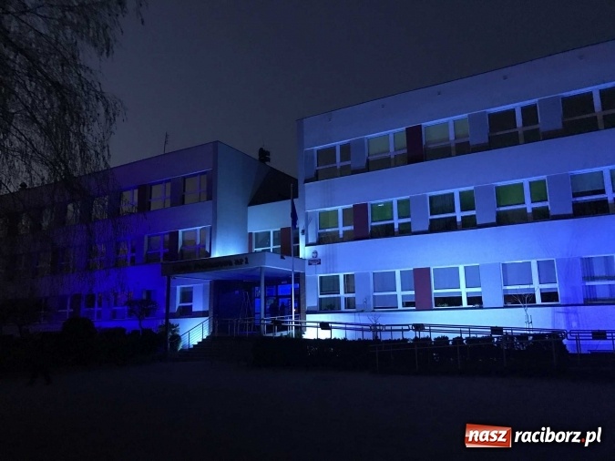 Zdjęcie w galerii na portalu naszraciborz.pl: Racibórz-Ostróg. SP 1 i G 2 dziś wieczorem na niebiesko dla autyzmu wiadomości z regionu