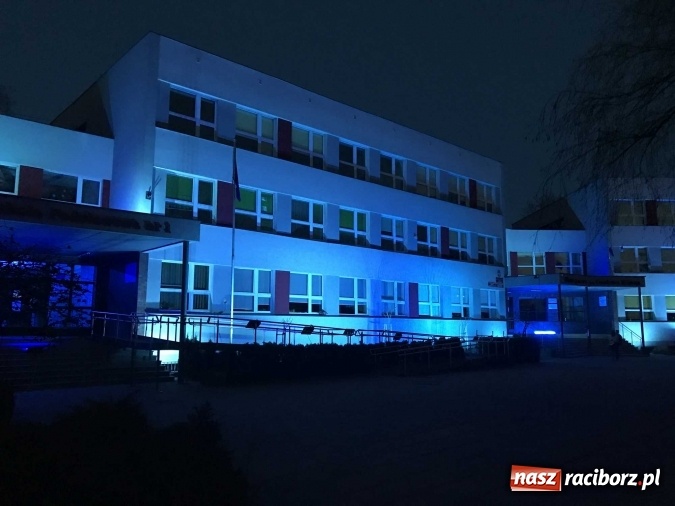 Zdjęcie w galerii na portalu naszraciborz.pl: Racibórz-Ostróg. SP 1 i G 2 dziś wieczorem na niebiesko dla autyzmu wiadomości z regionu