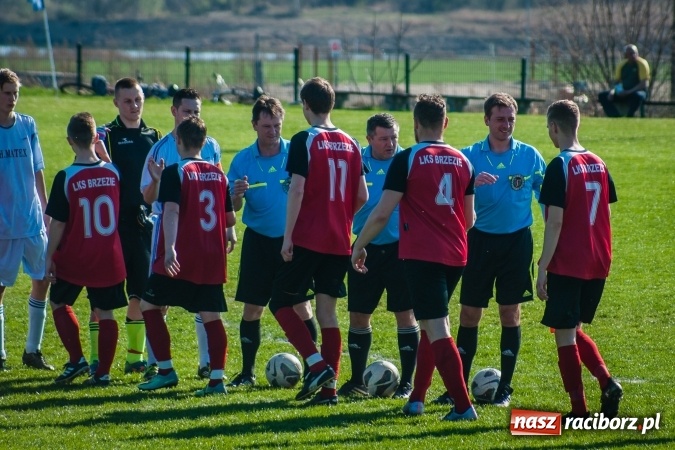 Zdjęcie w galerii na portalu naszraciborz.pl: A klasa: Choć widowisko nie porywało, to Brzezie Chałupki pokonało wiadomości z regionu