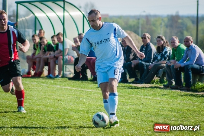 Zdjęcie w galerii na portalu naszraciborz.pl: A klasa: Choć widowisko nie porywało, to Brzezie Chałupki pokonało wiadomości z regionu