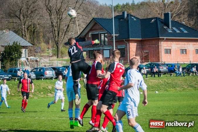 Zdjęcie w galerii na portalu naszraciborz.pl: A klasa: Choć widowisko nie porywało, to Brzezie Chałupki pokonało wiadomości z regionu