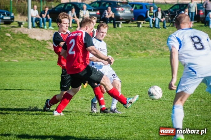 Zdjęcie w galerii na portalu naszraciborz.pl: A klasa: Choć widowisko nie porywało, to Brzezie Chałupki pokonało wiadomości z regionu