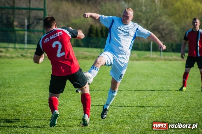 Zdjęcie w galerii na portalu naszraciborz.pl: A klasa: Choć widowisko nie porywało, to Brzezie Chałupki pokonało wiadomości z regionu
