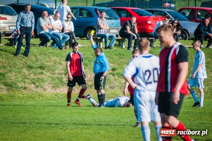Zdjęcie w galerii na portalu naszraciborz.pl: A klasa: Choć widowisko nie porywało, to Brzezie Chałupki pokonało wiadomości z regionu
