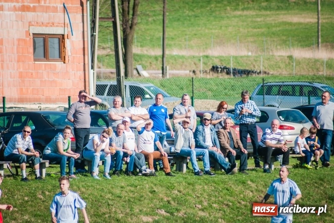 Zdjęcie w galerii na portalu naszraciborz.pl: A klasa: Choć widowisko nie porywało, to Brzezie Chałupki pokonało wiadomości z regionu