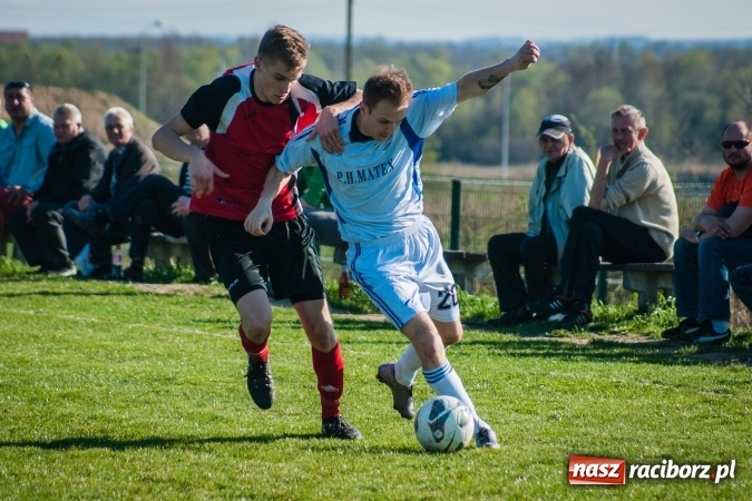 Zdjęcie w galerii na portalu naszraciborz.pl: A klasa: Choć widowisko nie porywało, to Brzezie Chałupki pokonało wiadomości z regionu