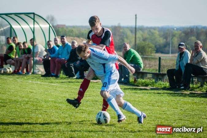 Zdjęcie w galerii na portalu naszraciborz.pl: A klasa: Choć widowisko nie porywało, to Brzezie Chałupki pokonało wiadomości z regionu