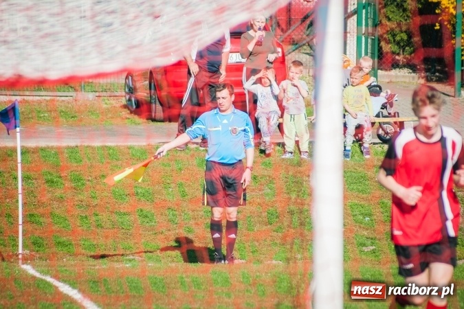 Zdjęcie w galerii na portalu naszraciborz.pl: A klasa: Choć widowisko nie porywało, to Brzezie Chałupki pokonało wiadomości z regionu