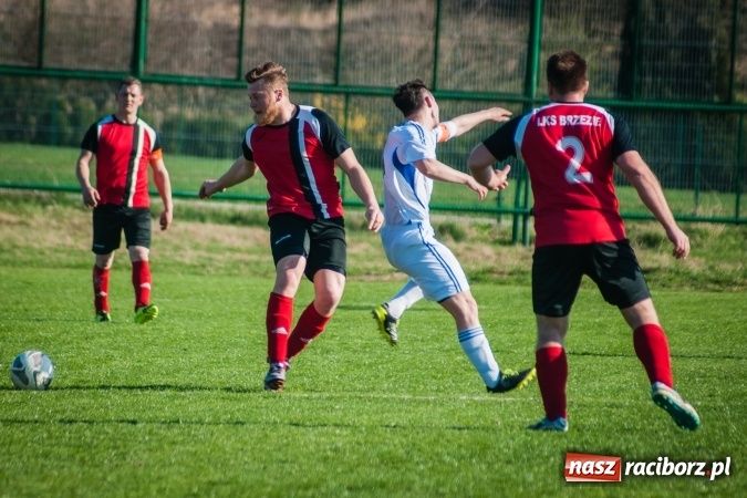 Zdjęcie w galerii na portalu naszraciborz.pl: A klasa: Choć widowisko nie porywało, to Brzezie Chałupki pokonało wiadomości z regionu