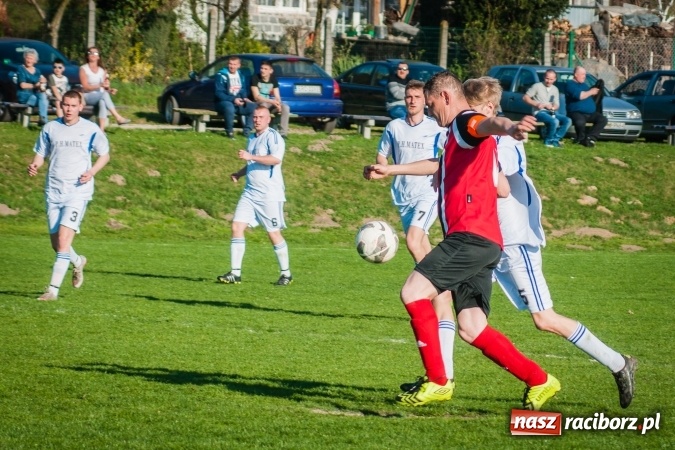 Zdjęcie w galerii na portalu naszraciborz.pl: A klasa: Choć widowisko nie porywało, to Brzezie Chałupki pokonało wiadomości z regionu