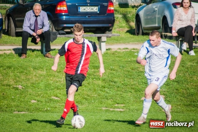 Zdjęcie w galerii na portalu naszraciborz.pl: A klasa: Choć widowisko nie porywało, to Brzezie Chałupki pokonało wiadomości z regionu