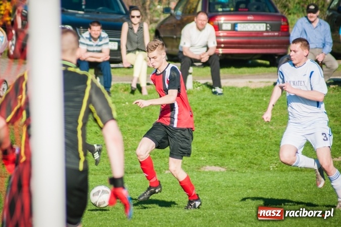 Zdjęcie w galerii na portalu naszraciborz.pl: A klasa: Choć widowisko nie porywało, to Brzezie Chałupki pokonało wiadomości z regionu