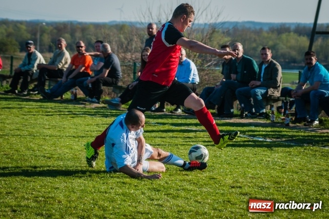 Zdjęcie w galerii na portalu naszraciborz.pl: A klasa: Choć widowisko nie porywało, to Brzezie Chałupki pokonało wiadomości z regionu