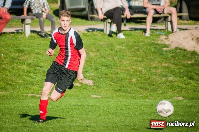 Zdjęcie w galerii na portalu naszraciborz.pl: A klasa: Choć widowisko nie porywało, to Brzezie Chałupki pokonało wiadomości z regionu