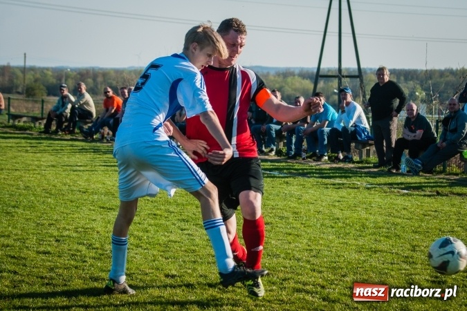 Zdjęcie w galerii na portalu naszraciborz.pl: A klasa: Choć widowisko nie porywało, to Brzezie Chałupki pokonało wiadomości z regionu