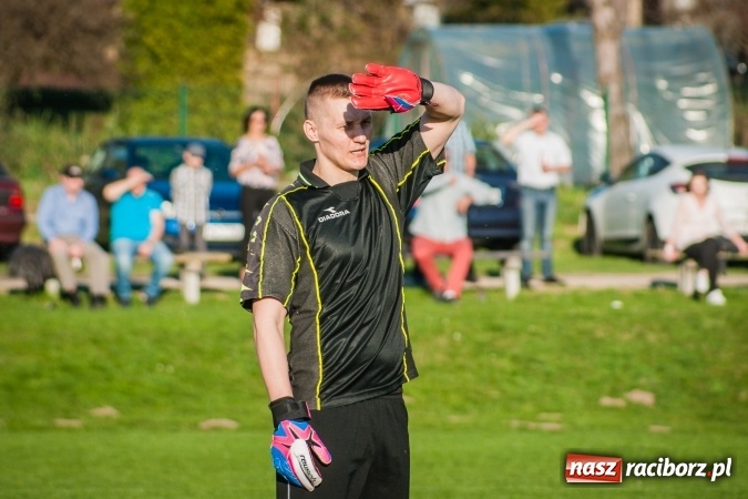 Zdjęcie w galerii na portalu naszraciborz.pl: A klasa: Choć widowisko nie porywało, to Brzezie Chałupki pokonało wiadomości z regionu