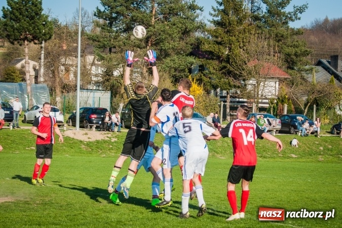 Zdjęcie w galerii na portalu naszraciborz.pl: A klasa: Choć widowisko nie porywało, to Brzezie Chałupki pokonało wiadomości z regionu