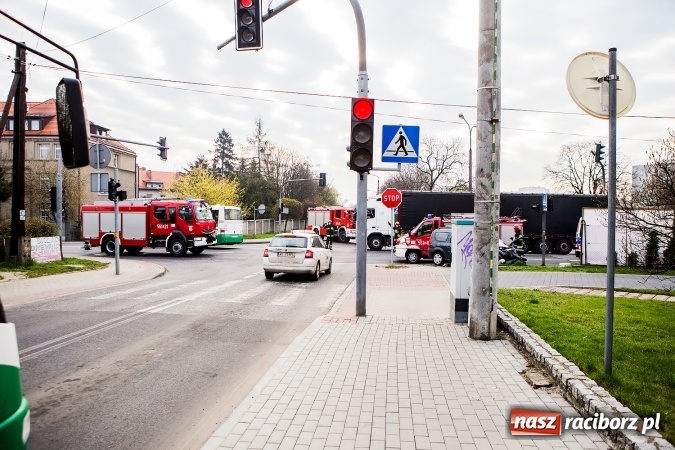 Zdjęcie w galerii na portalu naszraciborz.pl: Zderzenie ciężarówki z samochodem osobowym na skrzyżowaniu Starowiejskiej z Ocicką wiadomości z regionu