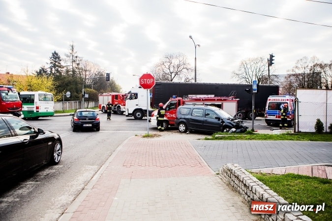 Zdjęcie w galerii na portalu naszraciborz.pl: Zderzenie ciężarówki z samochodem osobowym na skrzyżowaniu Starowiejskiej z Ocicką wiadomości z regionu