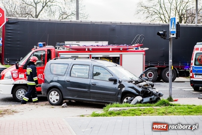 Zdjęcie w galerii na portalu naszraciborz.pl: Zderzenie ciężarówki z samochodem osobowym na skrzyżowaniu Starowiejskiej z Ocicką wiadomości z regionu