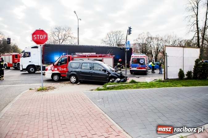 Zdjęcie w galerii na portalu naszraciborz.pl: Zderzenie ciężarówki z samochodem osobowym na skrzyżowaniu Starowiejskiej z Ocicką wiadomości z regionu