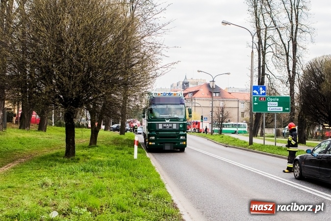 Zdjęcie w galerii na portalu naszraciborz.pl: Zderzenie ciężarówki z samochodem osobowym na skrzyżowaniu Starowiejskiej z Ocicką wiadomości z regionu