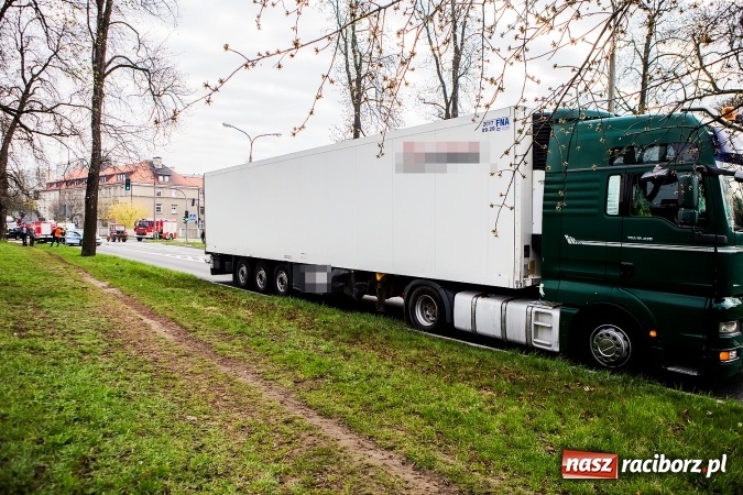 Zdjęcie w galerii na portalu naszraciborz.pl: Zderzenie ciężarówki z samochodem osobowym na skrzyżowaniu Starowiejskiej z Ocicką wiadomości z regionu