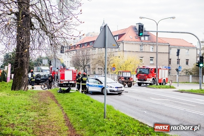 Zdjęcie w galerii na portalu naszraciborz.pl: Zderzenie ciężarówki z samochodem osobowym na skrzyżowaniu Starowiejskiej z Ocicką wiadomości z regionu