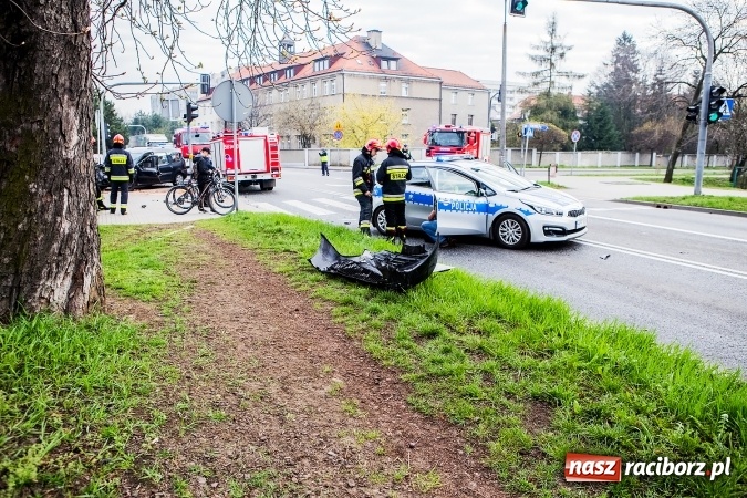 Zdjęcie w galerii na portalu naszraciborz.pl: Zderzenie ciężarówki z samochodem osobowym na skrzyżowaniu Starowiejskiej z Ocicką wiadomości z regionu