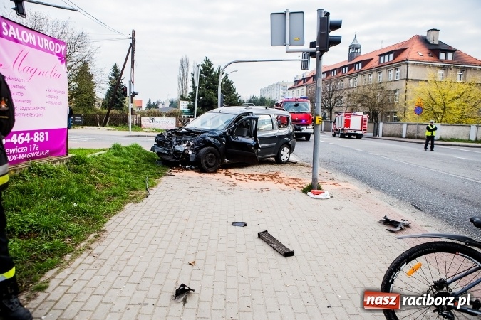 Zdjęcie w galerii na portalu naszraciborz.pl: Zderzenie ciężarówki z samochodem osobowym na skrzyżowaniu Starowiejskiej z Ocicką wiadomości z regionu