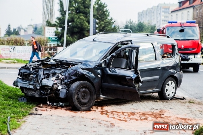 Zdjęcie w galerii na portalu naszraciborz.pl: Zderzenie ciężarówki z samochodem osobowym na skrzyżowaniu Starowiejskiej z Ocicką wiadomości z regionu