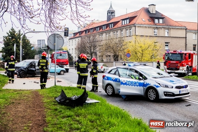 Zdjęcie w galerii na portalu naszraciborz.pl: Zderzenie ciężarówki z samochodem osobowym na skrzyżowaniu Starowiejskiej z Ocicką wiadomości z regionu