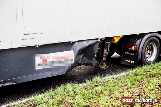 Zdjęcie w galerii na portalu naszraciborz.pl: Zderzenie ciężarówki z samochodem osobowym na skrzyżowaniu Starowiejskiej z Ocicką wiadomości z regionu