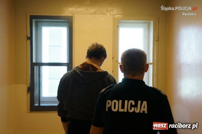 Zdjęcie w galerii na portalu naszraciborz.pl: Wychodzili z bloku przy Sejmowej z narkotykami. Wpadli na czujnych policjant&oacute;w wiadomości z regionu