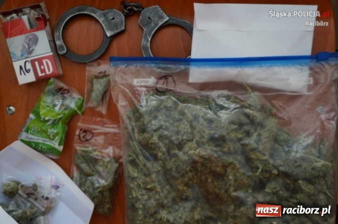 Zdjęcie w galerii na portalu naszraciborz.pl: Wychodzili z bloku przy Sejmowej z narkotykami. Wpadli na czujnych policjant&oacute;w wiadomości z regionu