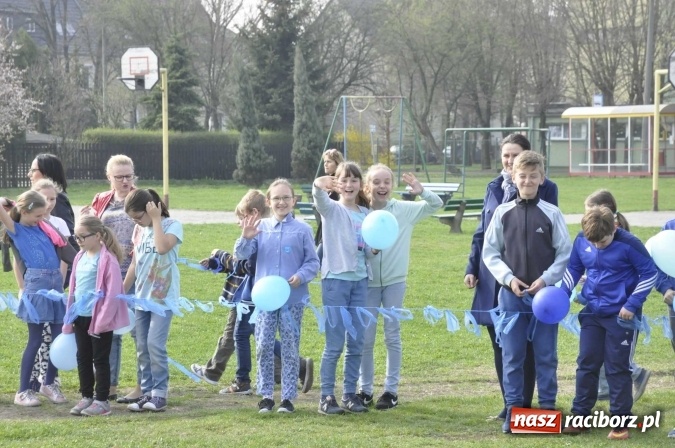 Zdjęcie w galerii na portalu naszraciborz.pl: Uczniowie z Ostroga solidarni z cierpiącymi na autyzm FOTO i WIDEO wiadomości z regionu