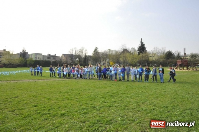 Zdjęcie w galerii na portalu naszraciborz.pl: Uczniowie z Ostroga solidarni z cierpiącymi na autyzm FOTO i WIDEO wiadomości z regionu