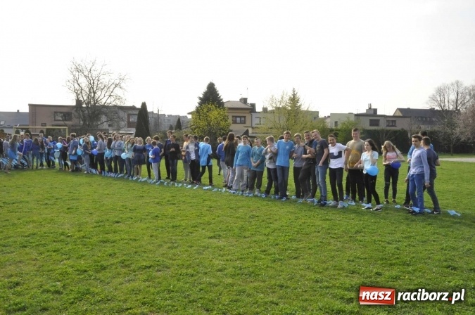 Zdjęcie w galerii na portalu naszraciborz.pl: Uczniowie z Ostroga solidarni z cierpiącymi na autyzm FOTO i WIDEO wiadomości z regionu