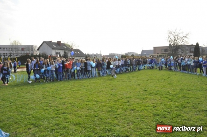 Zdjęcie w galerii na portalu naszraciborz.pl: Uczniowie z Ostroga solidarni z cierpiącymi na autyzm FOTO i WIDEO wiadomości z regionu