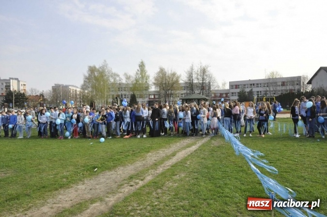Zdjęcie w galerii na portalu naszraciborz.pl: Uczniowie z Ostroga solidarni z cierpiącymi na autyzm FOTO i WIDEO wiadomości z regionu
