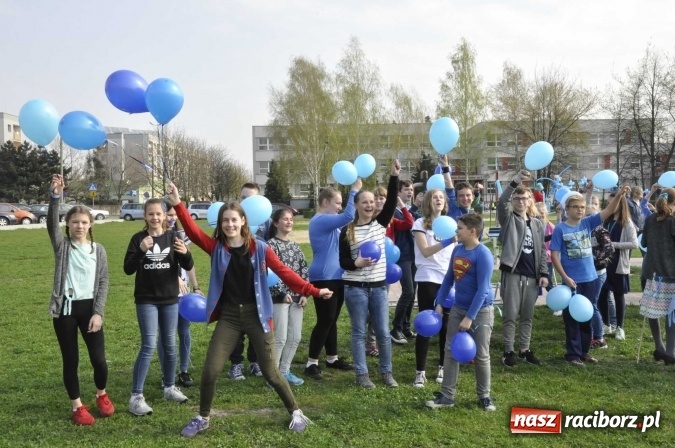 Zdjęcie w galerii na portalu naszraciborz.pl: Uczniowie z Ostroga solidarni z cierpiącymi na autyzm FOTO i WIDEO wiadomości z regionu