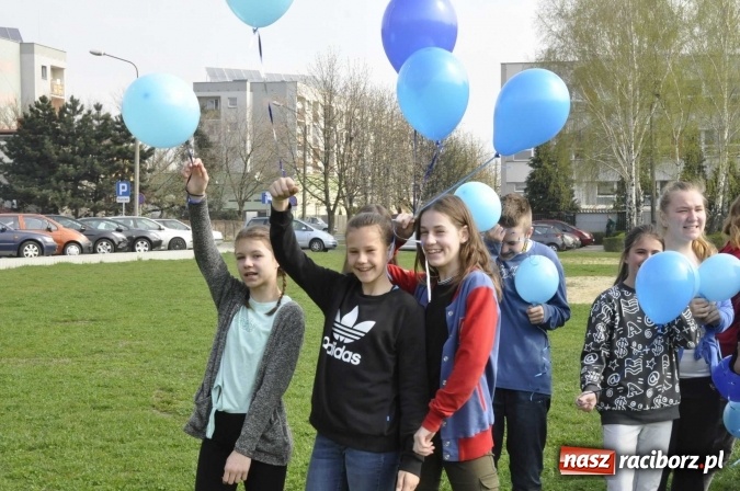 Zdjęcie w galerii na portalu naszraciborz.pl: Uczniowie z Ostroga solidarni z cierpiącymi na autyzm FOTO i WIDEO wiadomości z regionu